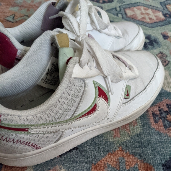 Nike U Complete Me Low Top Shoes - Picture 6 of 9